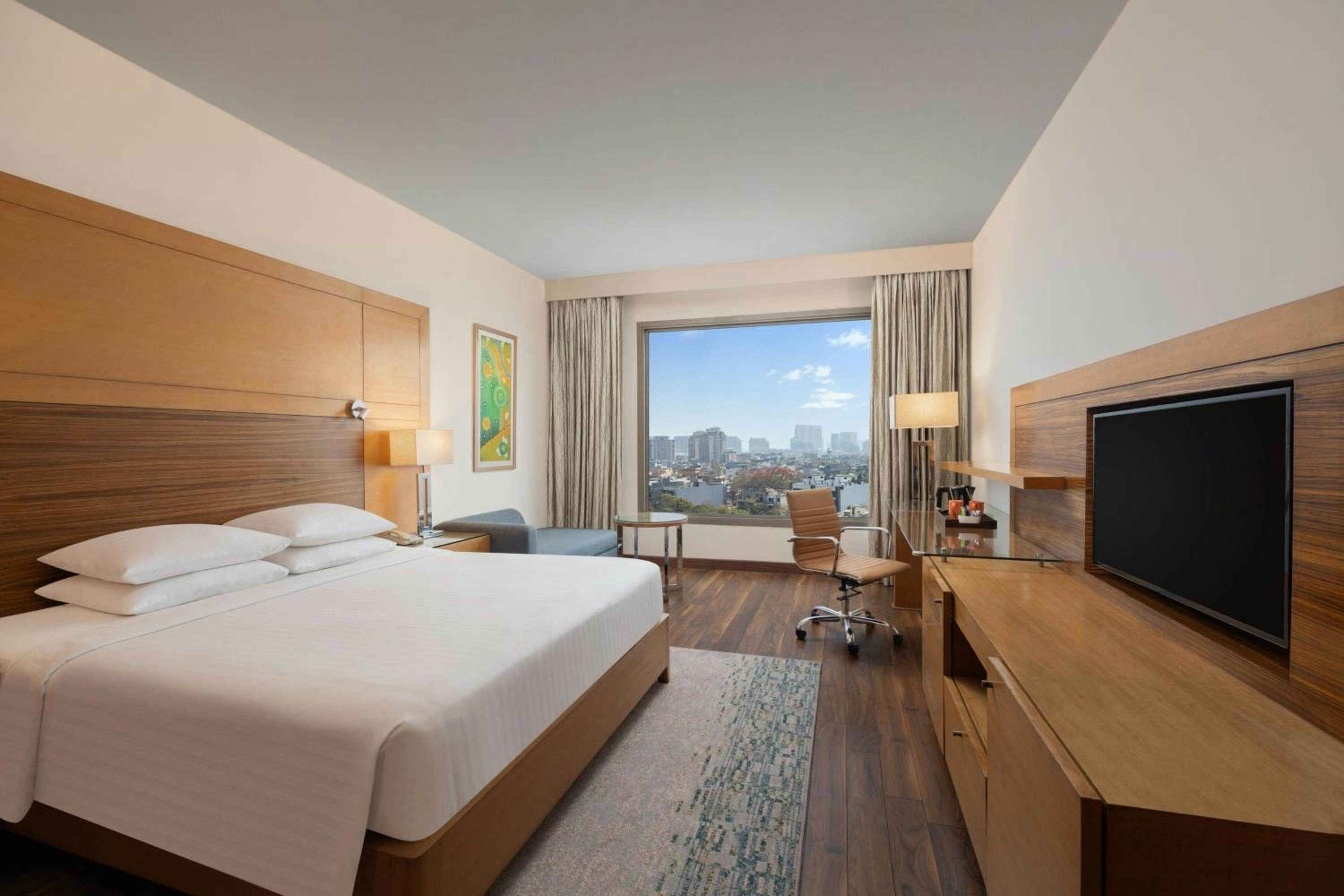 Guest Room, King Bed, High Floor, Courtyard By Marriott Gurugram Downtown 4/6