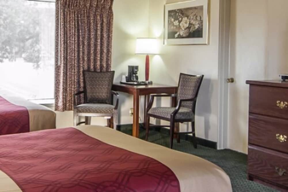 Econo Lodge Convention Center 12/39