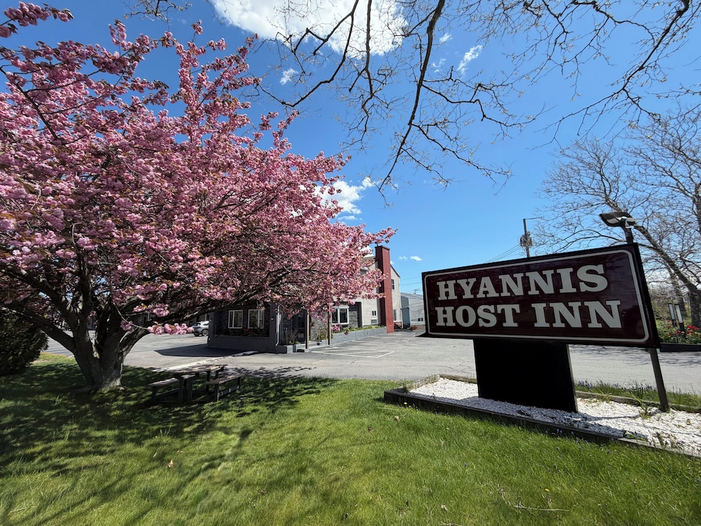 Hyannis Host Inn 30/33