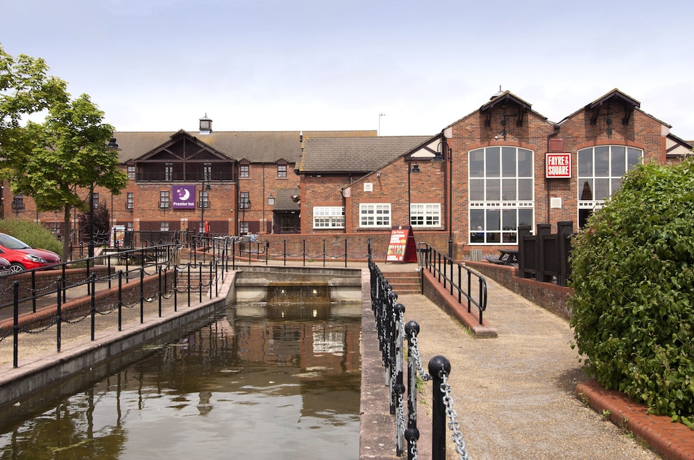 Premier Inn Milton Keynes South West (Furzton Lake) 27/31