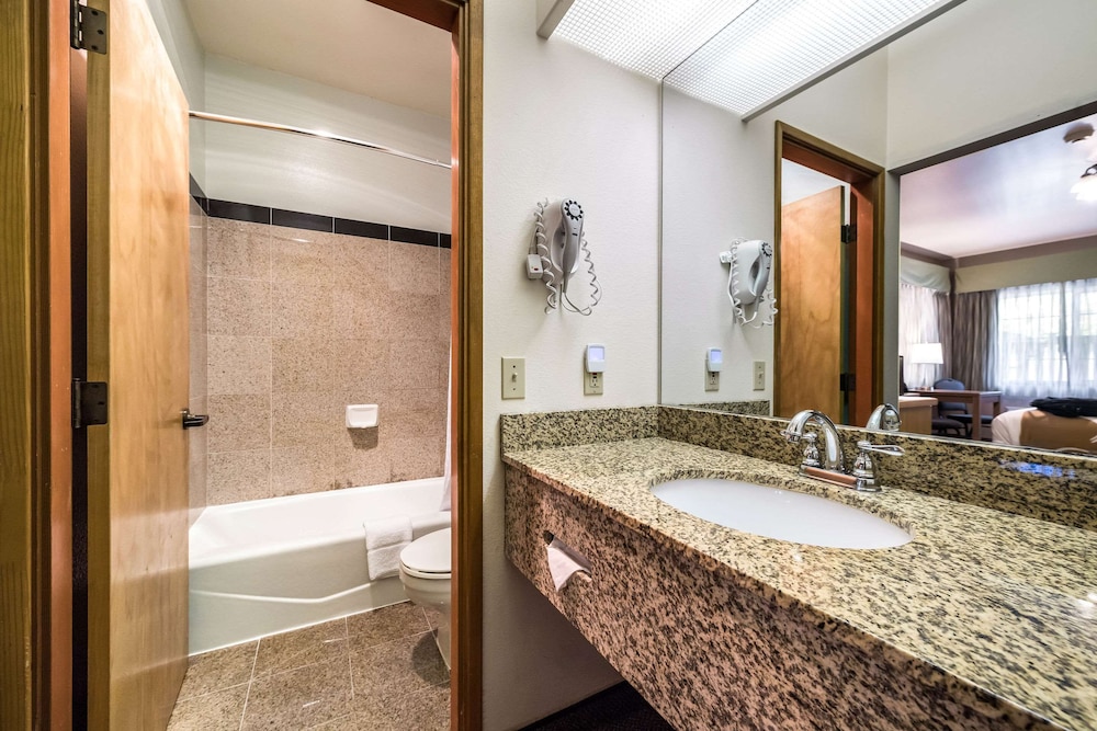Quality Inn & Suites Bainbridge Island 53/62