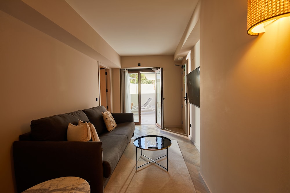 Belle Marivent Mediterranean Petit Hotel 40/59