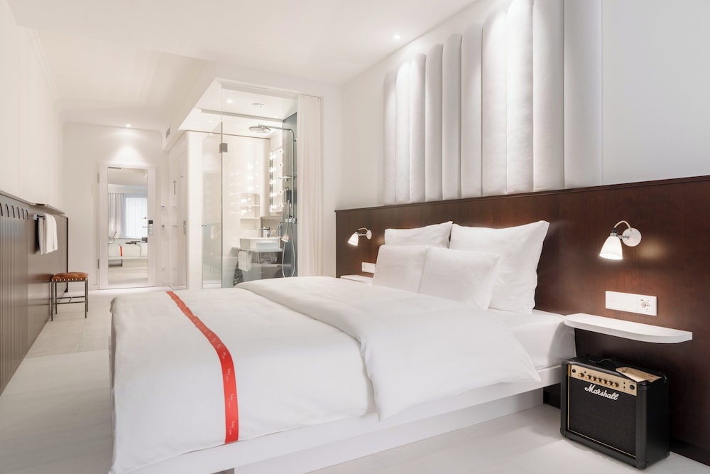 Resident, Queen Bed