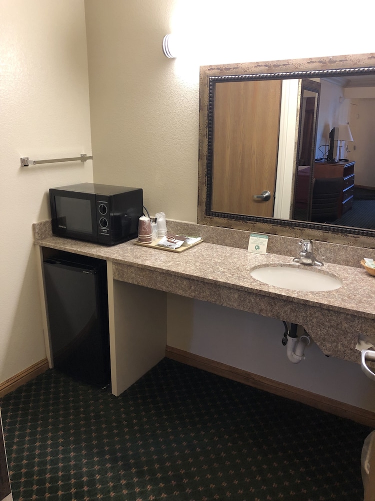 Cloverdale Wine Country Inn and Suites 40/47