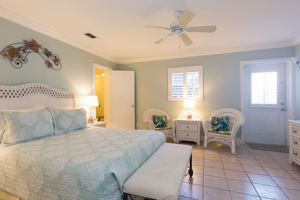 Room, Queen Bed, Pond View