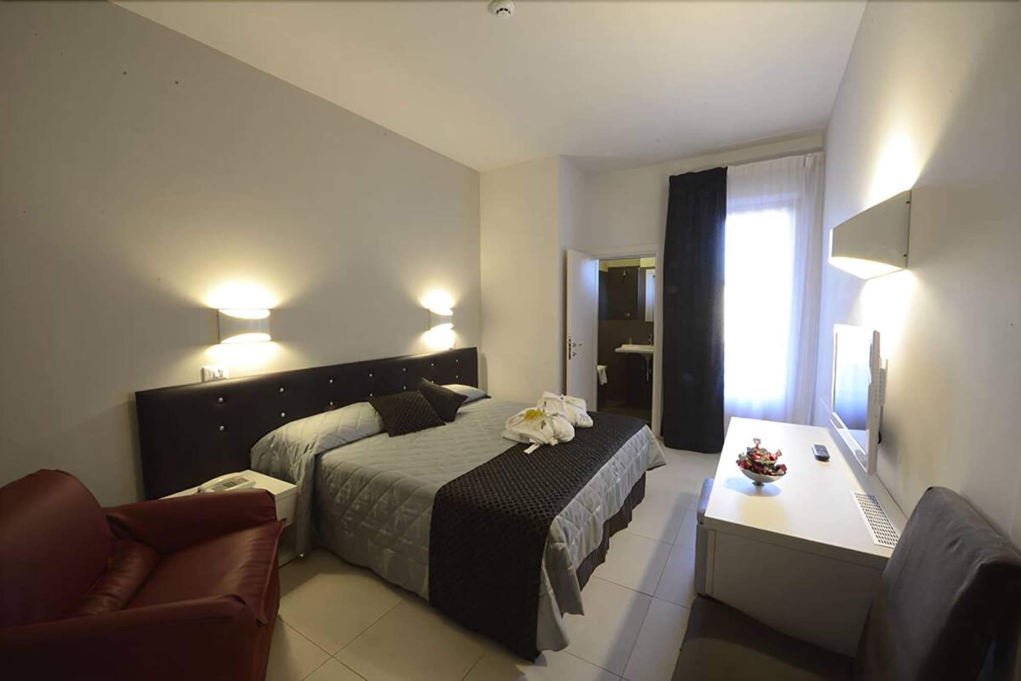 BUSINESS, SINGLE, DOUBLE BED