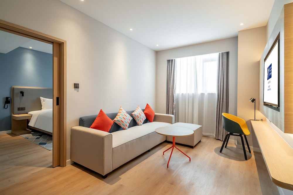 Holiday Inn Express Jinan Airport Zone 35/42
