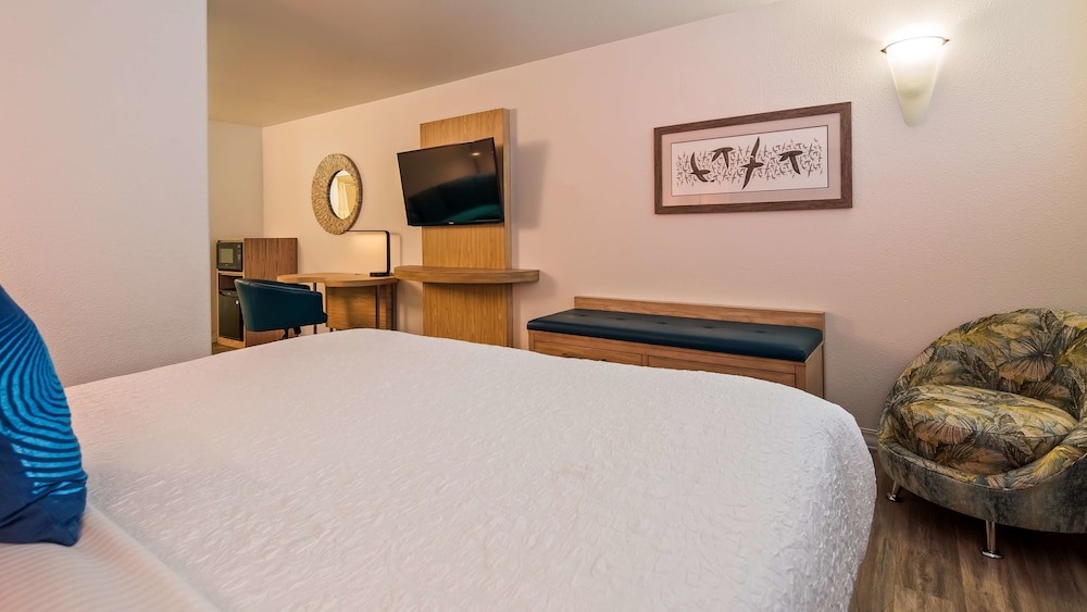 Best Western Plus Capitola By the Sea Inn Suites 18/55