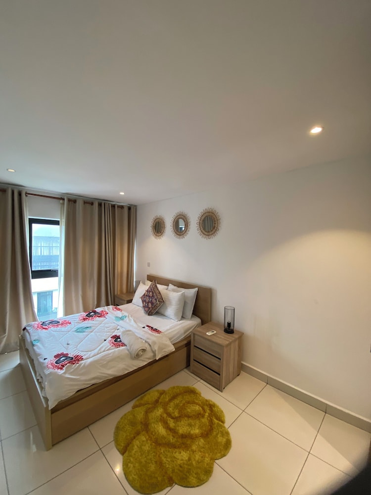Embassy Gardens Premier Suites 25/50