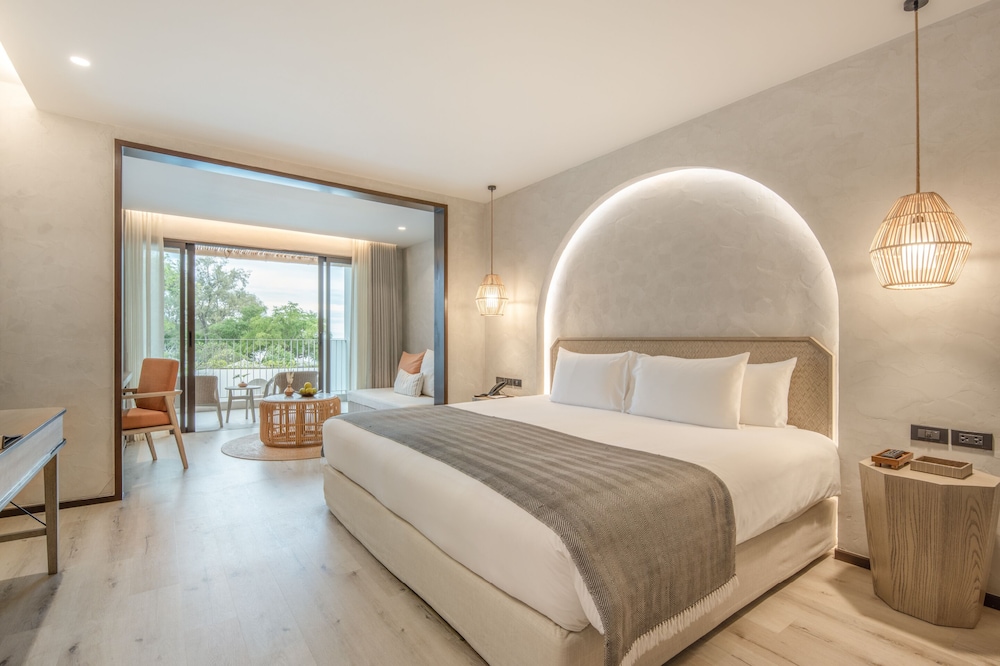 DELUXE SEA VIEW ROOM