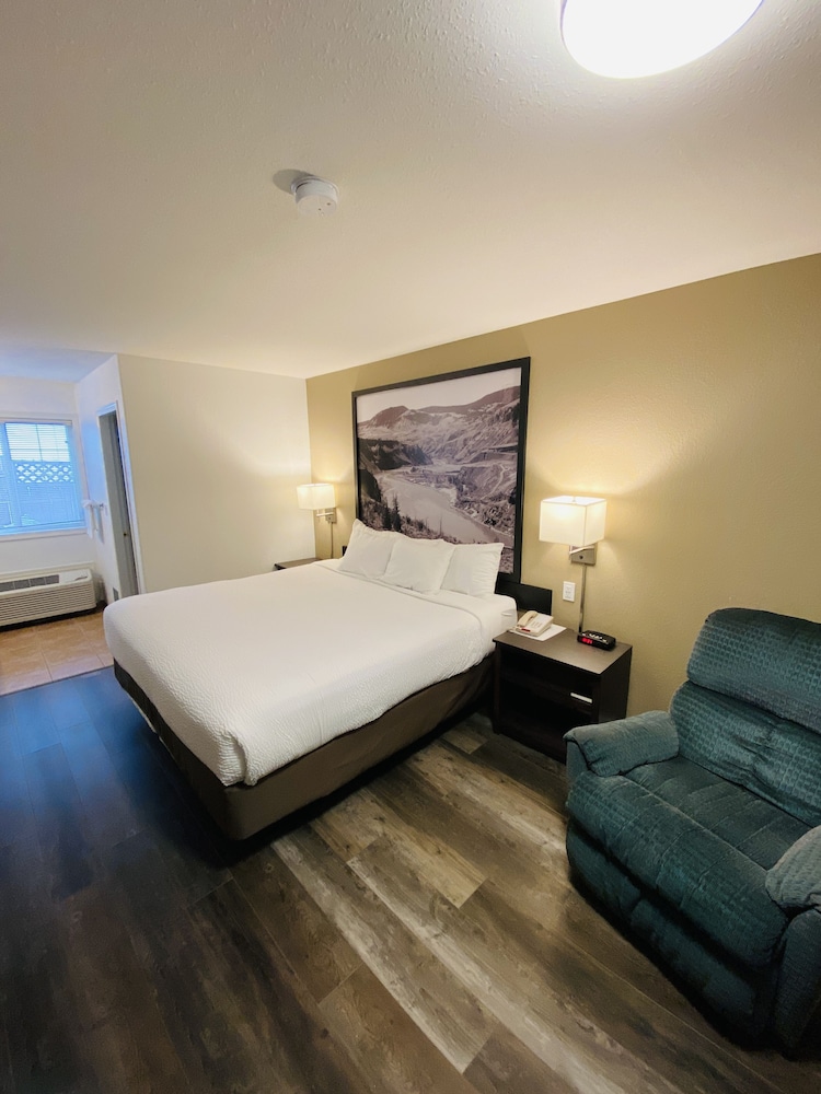 Super 8 By Wyndham 100 Mile House 19/36