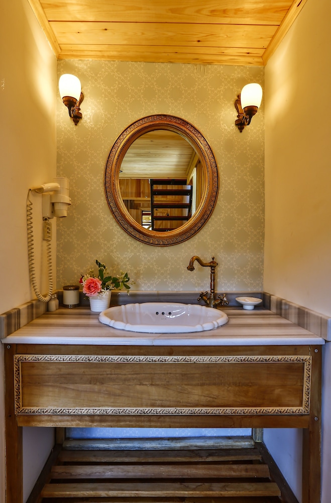 Tranquilla River Lodge - Adults Only 4/50