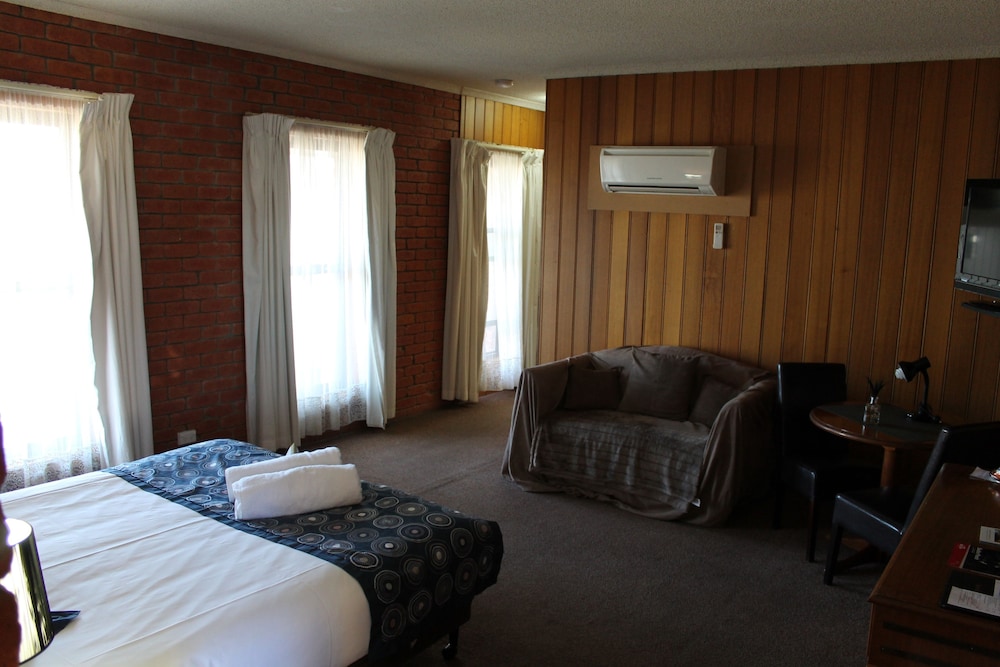 Bakery Hill Motel 26/35