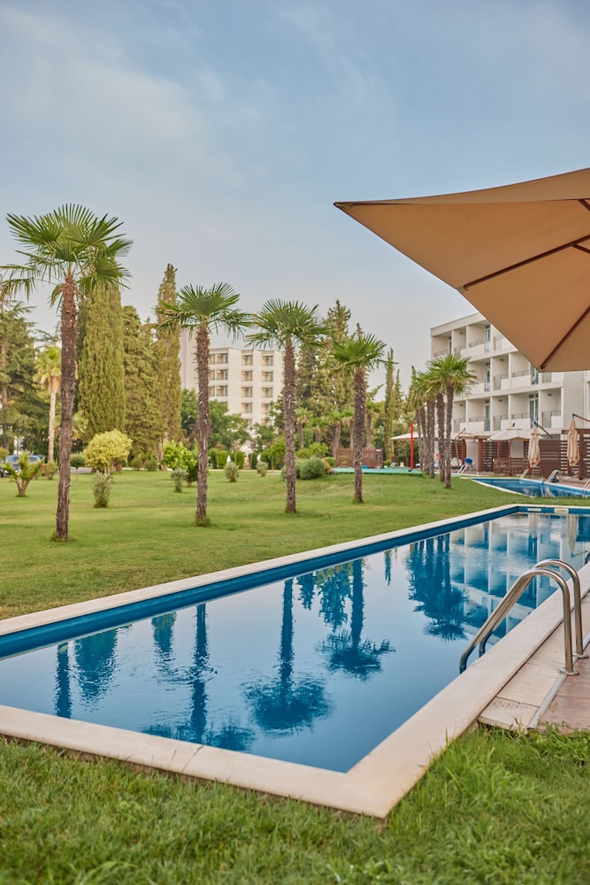 The Long Beach Hotel Montenegro 10/83