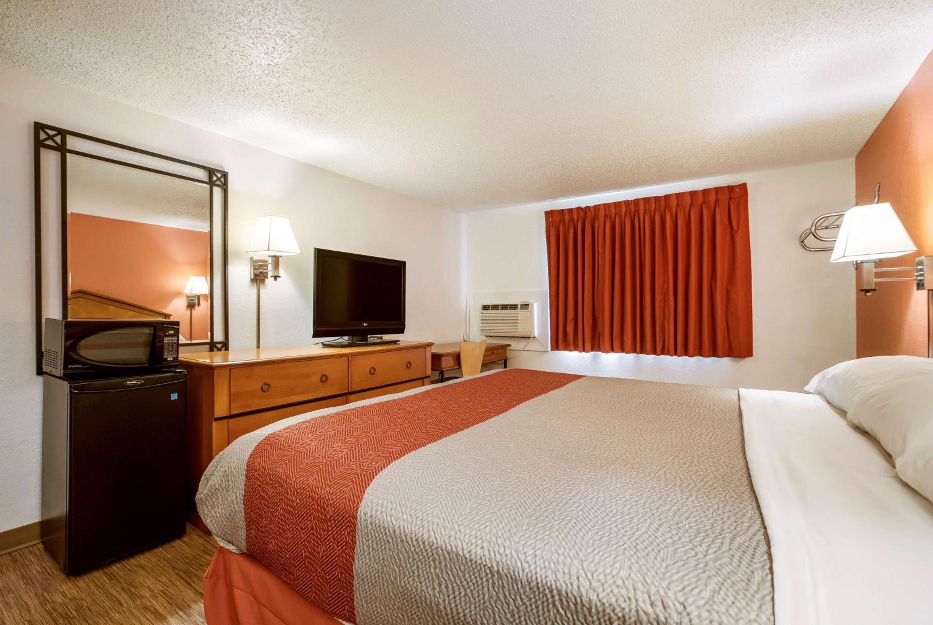 1 King Bed - Smoking, Micfridge، Motel6 Albert Lea, MN 5/10