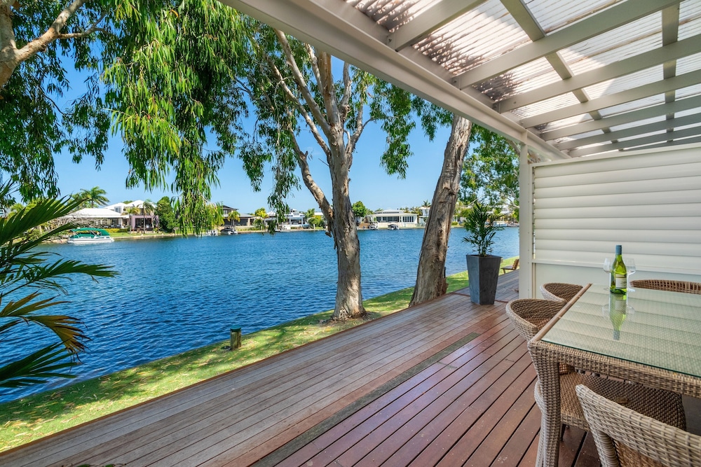 NOOSA ENTRANCE WATERFRONT RESORT 44/80