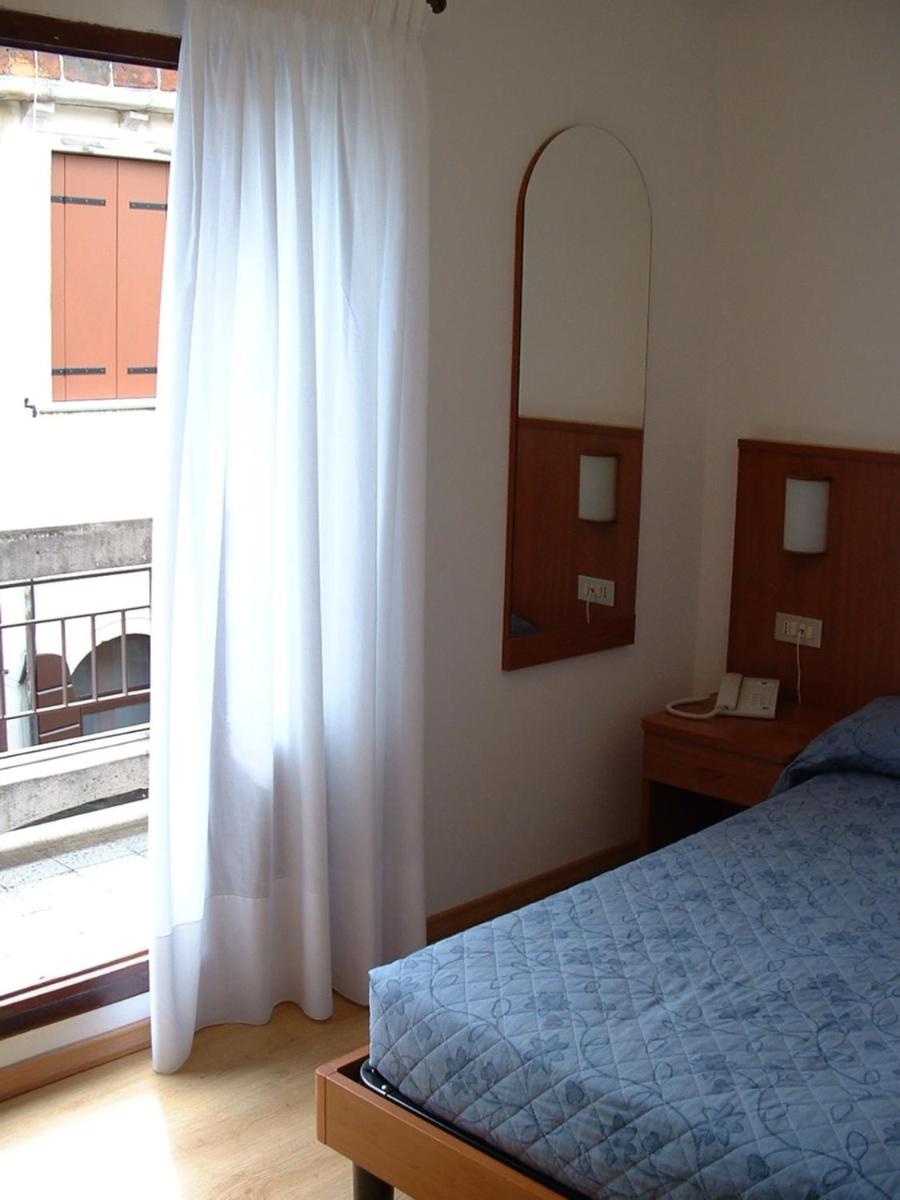 غرفة ديلوكس مفردة بشرفة، Hotel Caprera 3/10