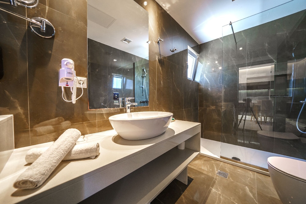Elysian Suites 60/61