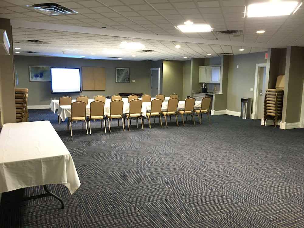 Best Western Plus Kalamazoo Suites 24/25