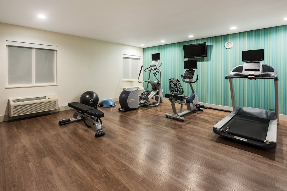 HOLIDAY INN EXPRESS WARRENTON 26/40