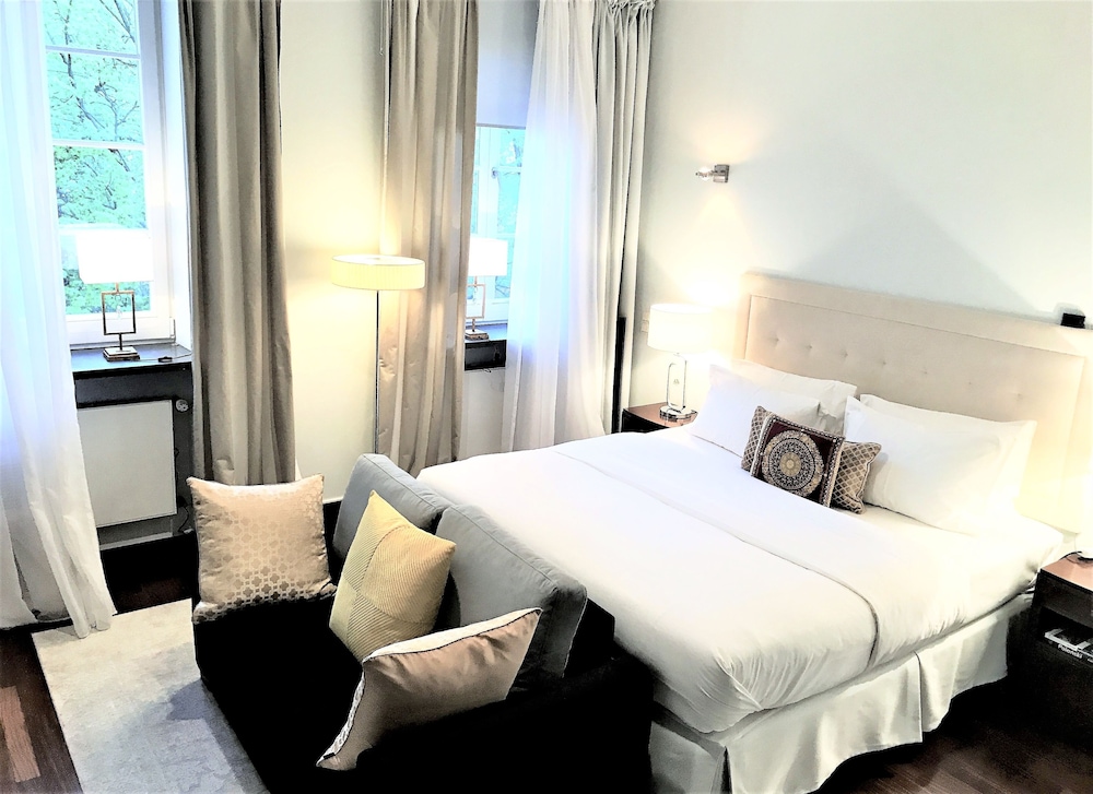 2 BEDROOMS, LUXURY, PENTHOUSE, SQUARE VIEW, 2 BATHROOMS