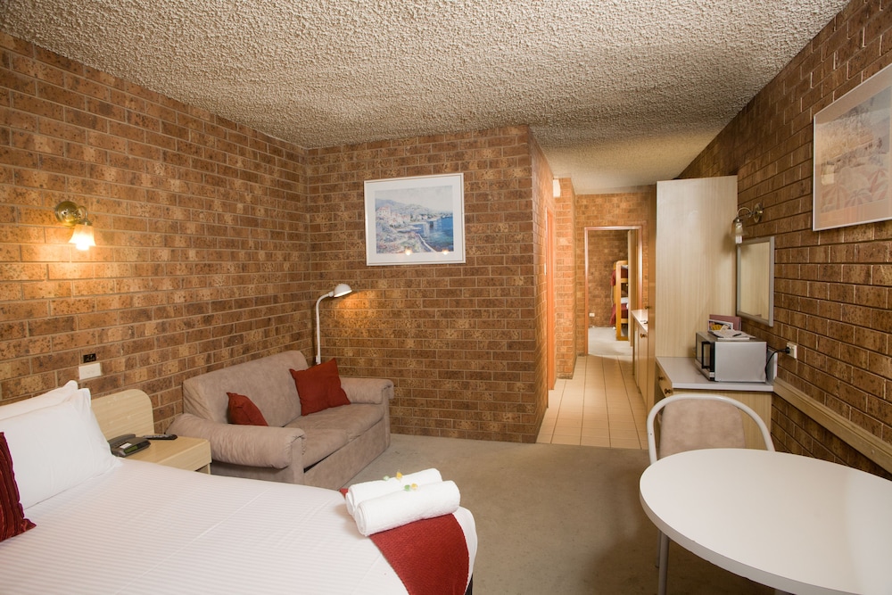 Courtyard Motor Inn 35/36