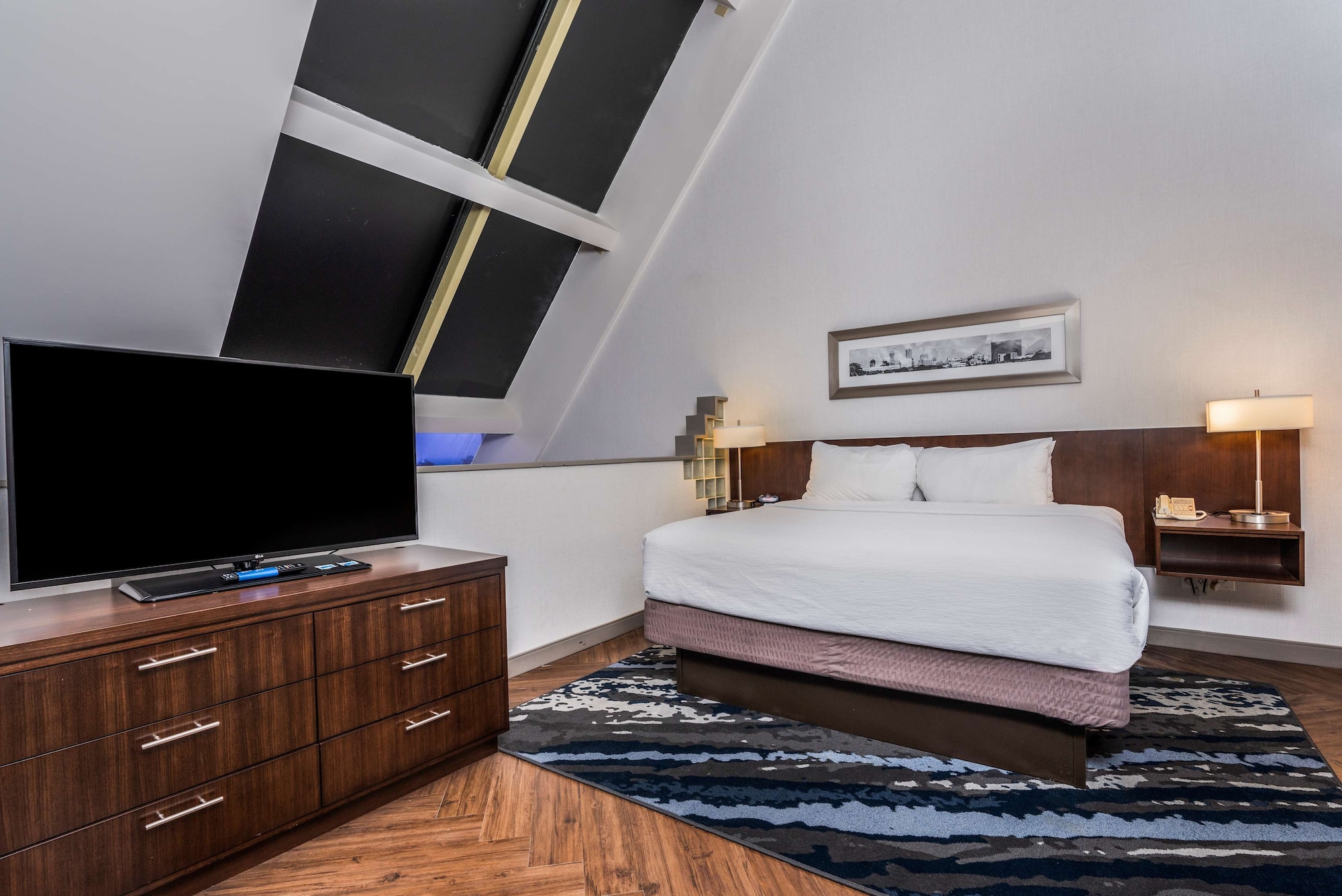 Suite, King Bed, Sofa, Kitchenette