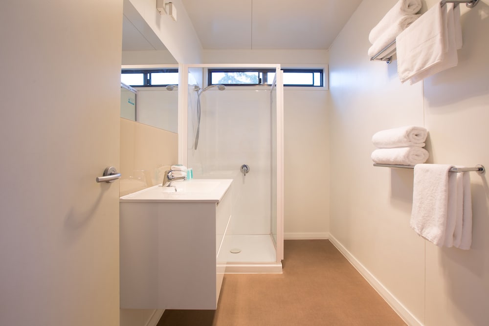 2 Bedrooms, Chalet, Queen and Twin Beds, Water Front