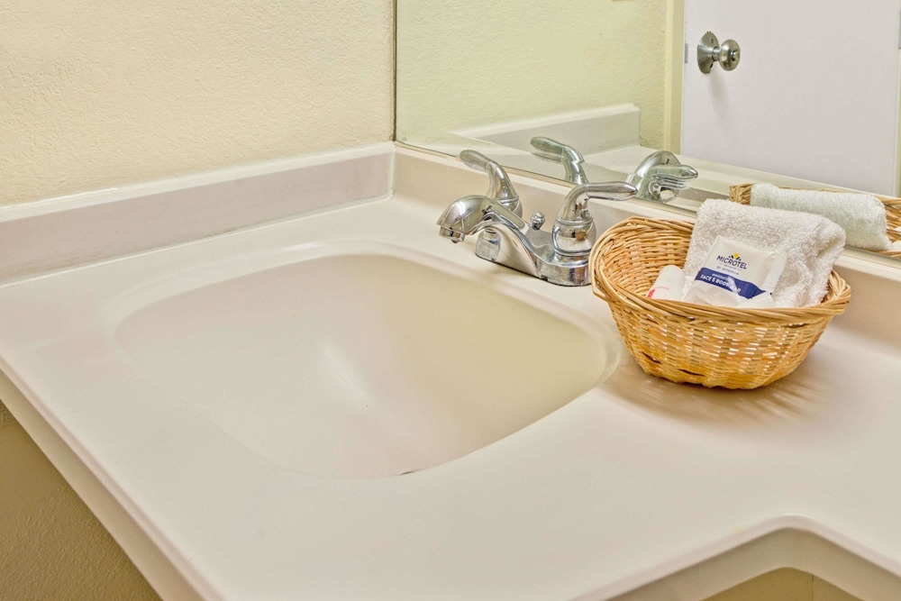 Microtel Inn And Suites Memphi 13/33