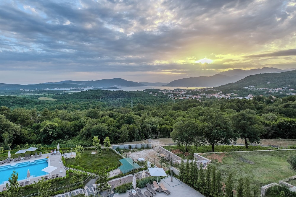 Montenegro Lodge 33/50