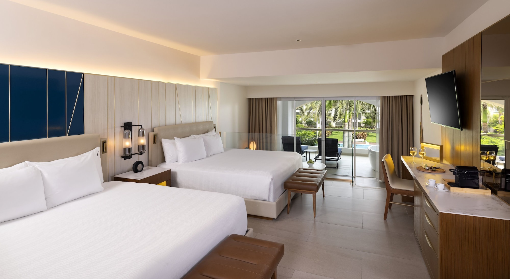 ISLANDER, JUNIOR SUITE, 2 KING BEDS, SOFA