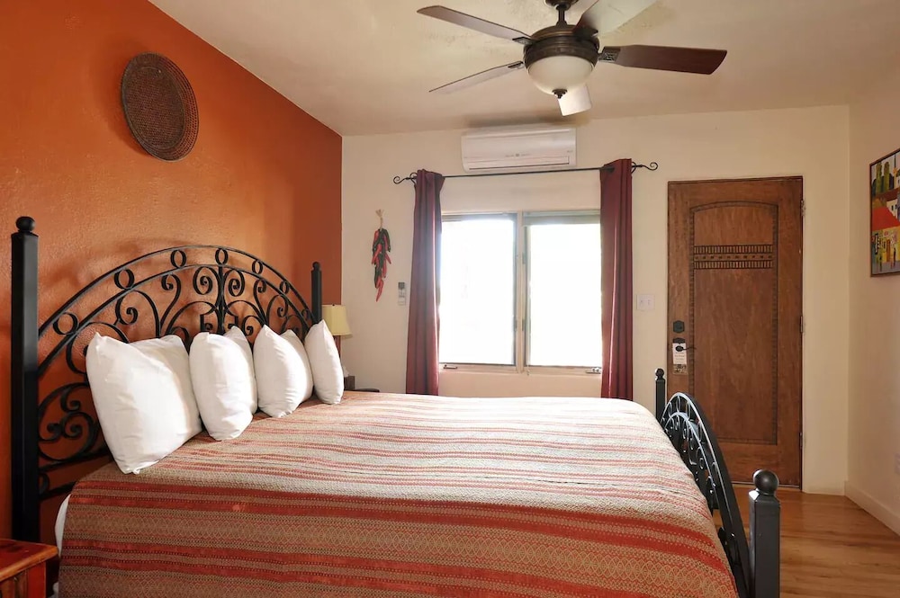 TRADITIONAL, KING BED