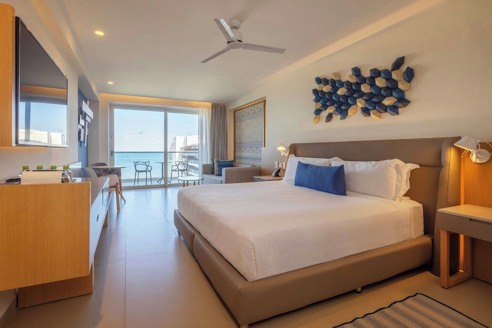 2 Bedrooms, Diamond Club, Junior Suite, Luxury, 1 King and 2 Queen Beds, Ocean Front, 2 Sofa