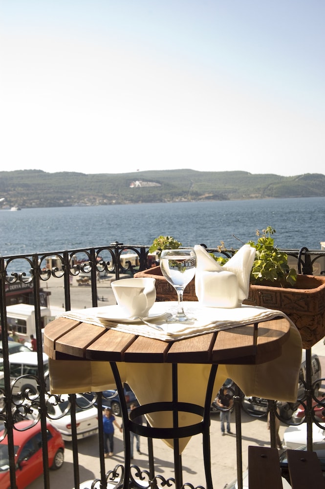 Etrangers Hotel 40/51