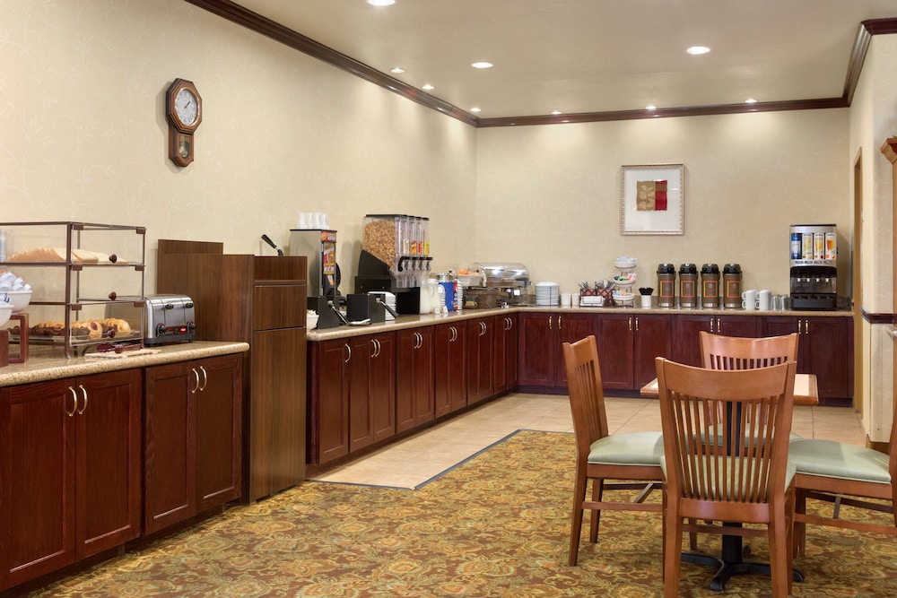 Comfort Inn & Suites Galveston Central Island near Pier 23/28
