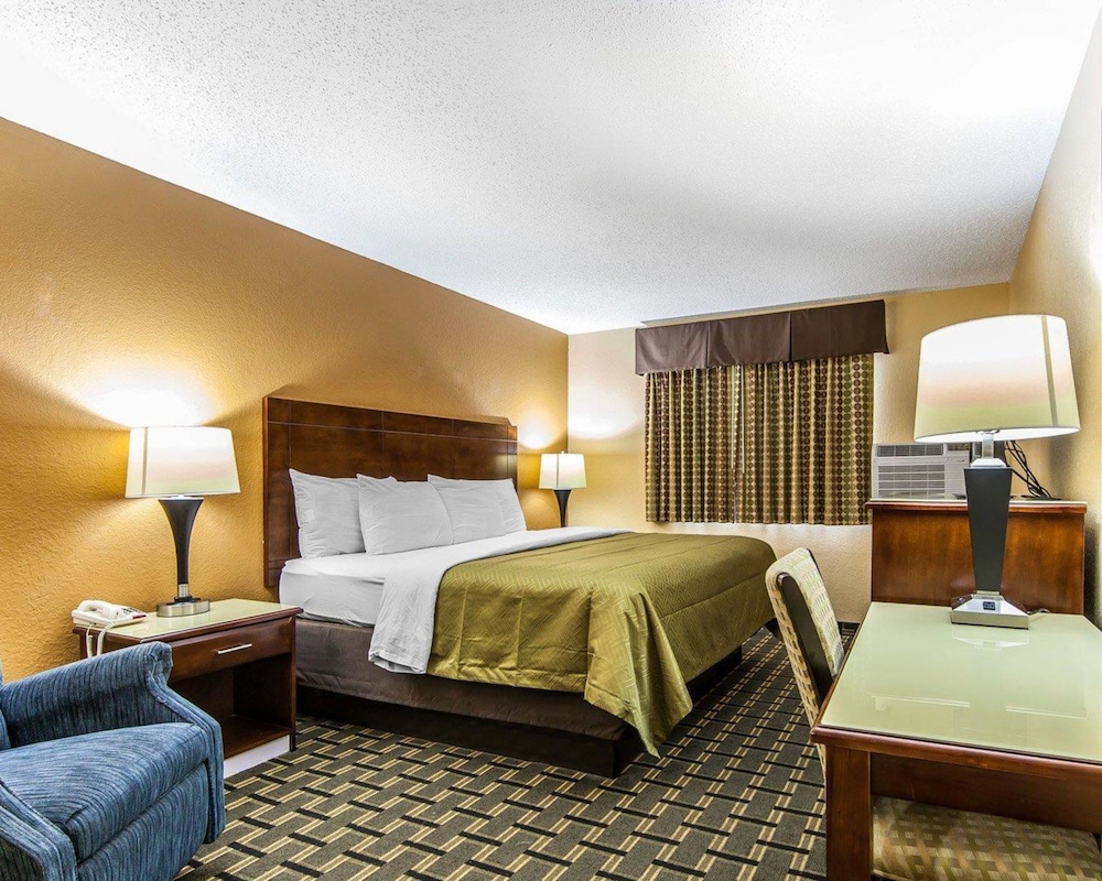 Econo Lodge Cartersville Emerson Lake Point 9/36