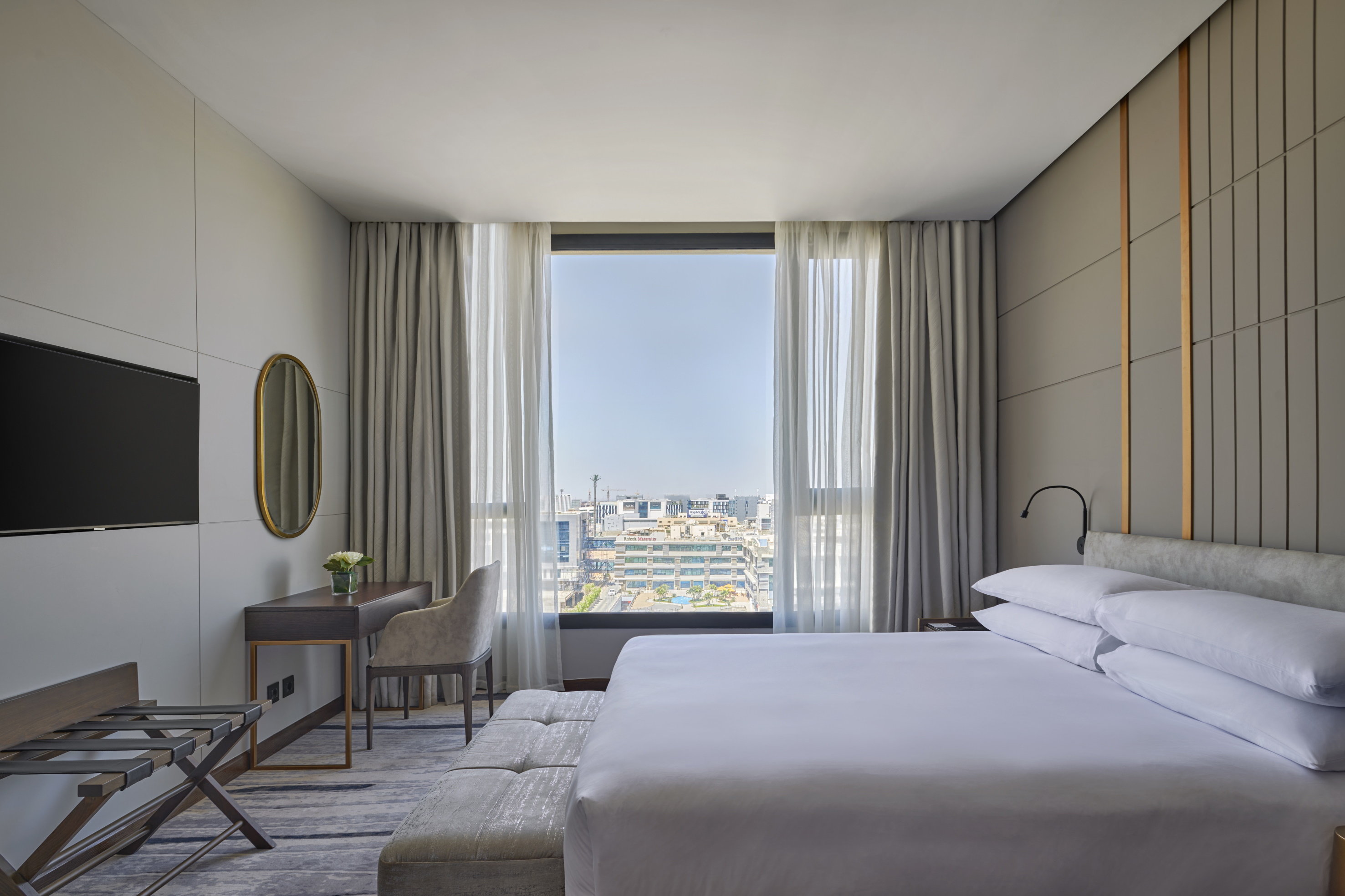 Suite, King Bed, Club Floor