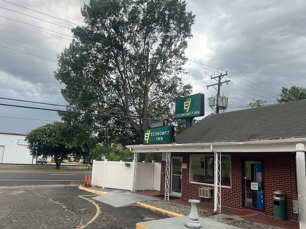 Economy 7 Inn Hampton W Pembroke 60/64