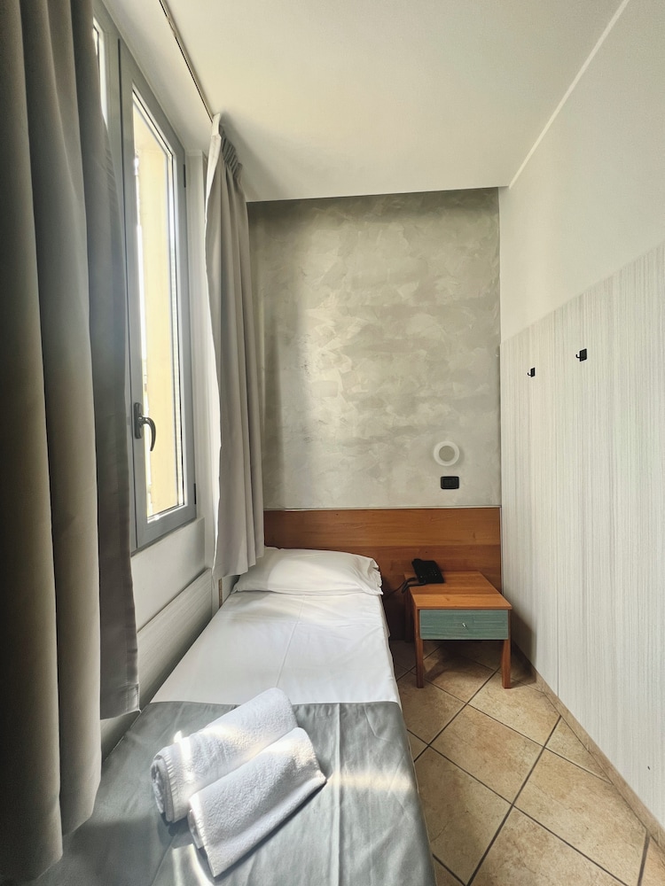 ROOM, SINGLE