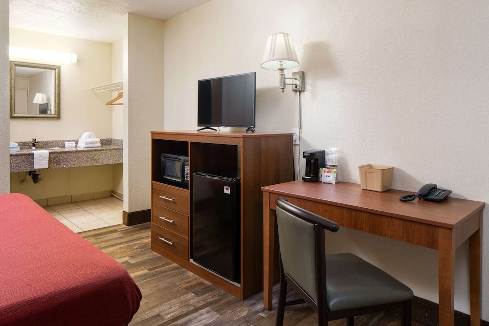 Americana Inn a Travelodge by Wyndham 34/50
