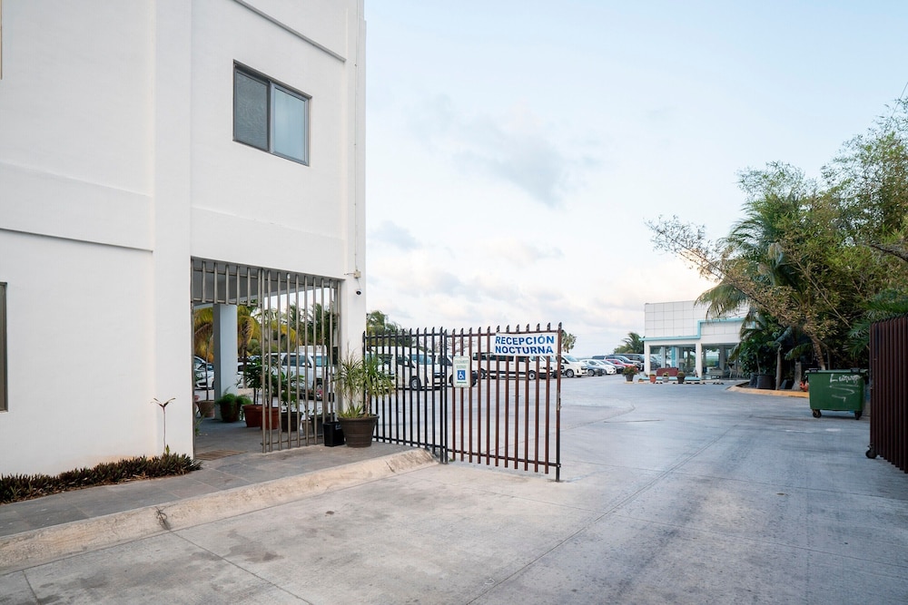 Capital O Cancun International Airport 24/7 35/42