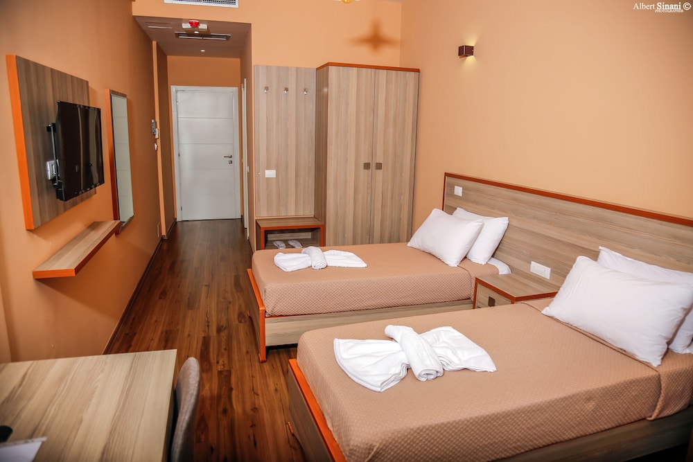 STANDARD, TWIN BEDS, CITY VIEW
