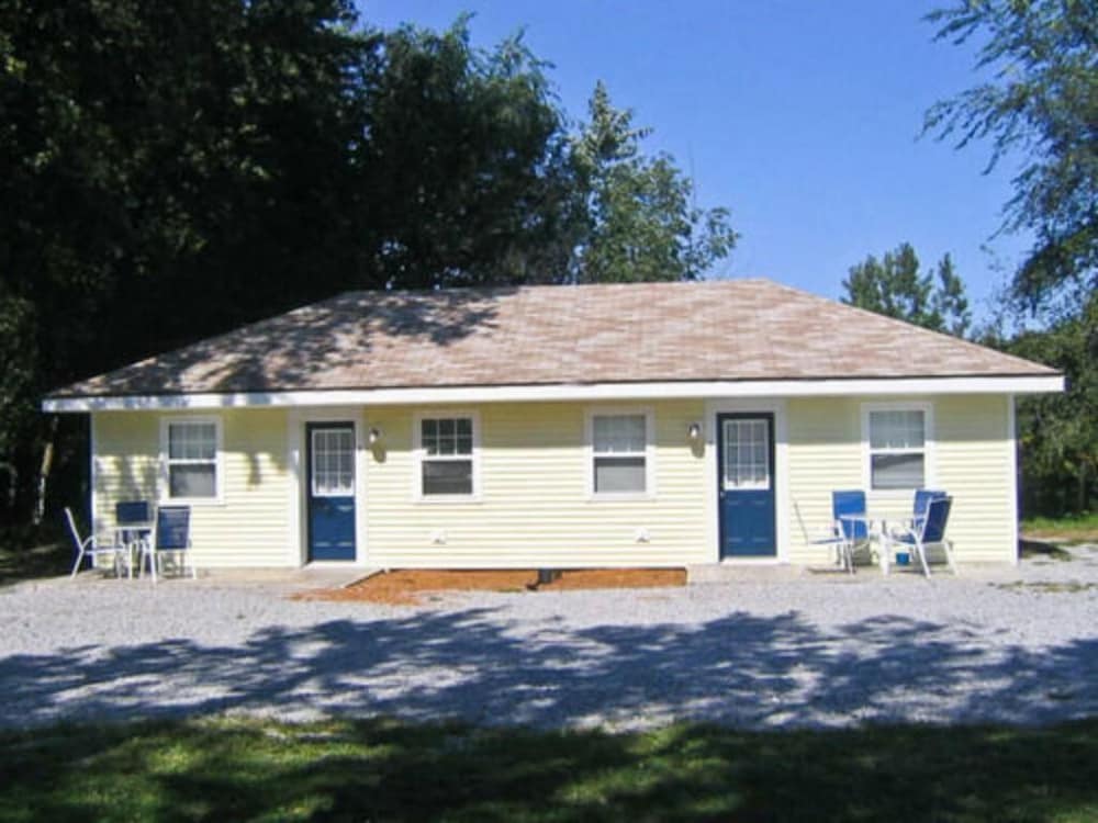 Blue Door Cottages 3/50