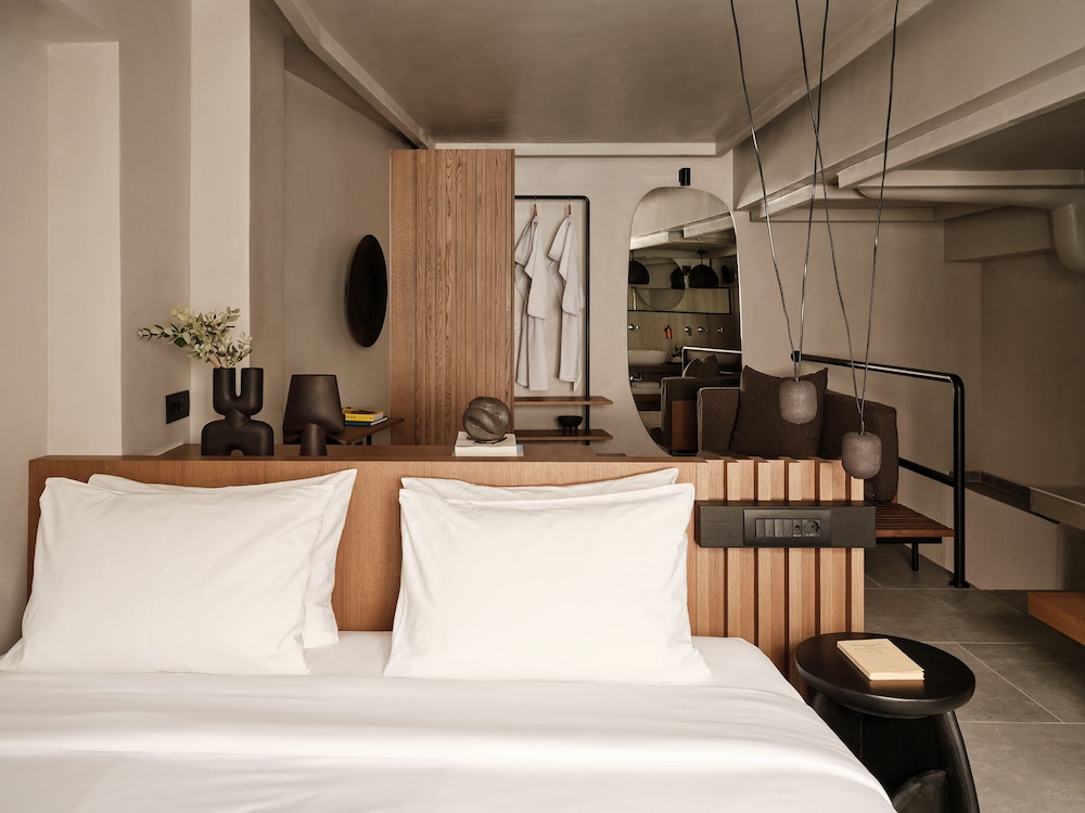 ROOM, DOUBLE BED