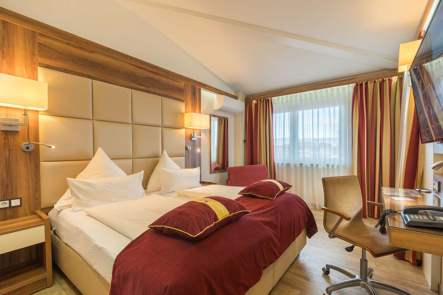 Standard, Twin Beds, Street View
