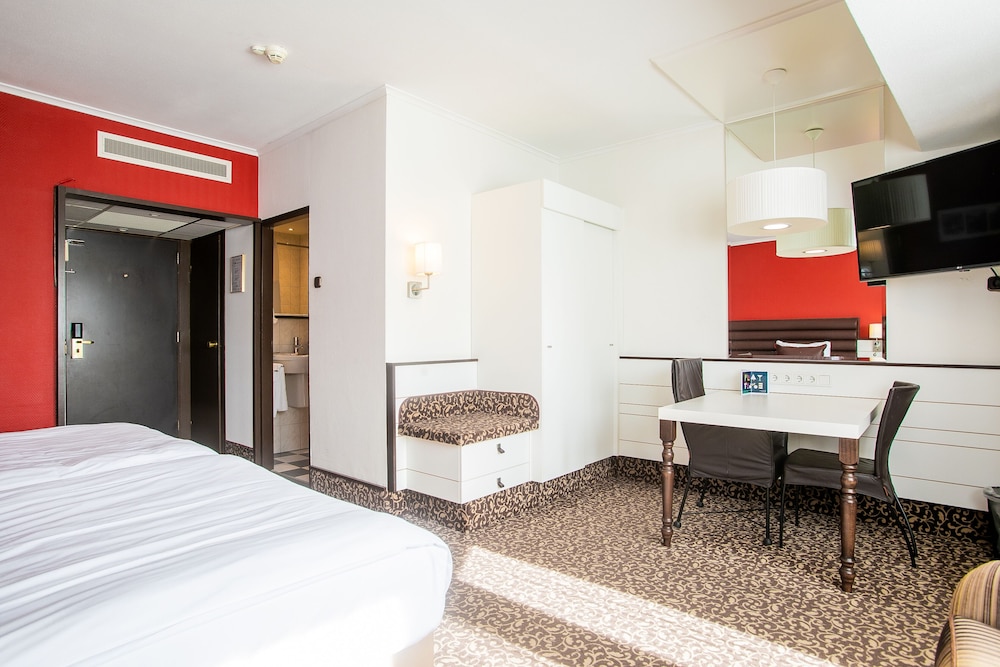 GOLDEN TULIP HOTEL CENTRAL 33/85