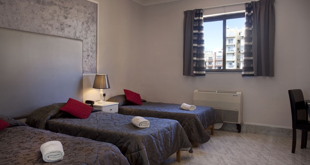 ROOM, QUADRUPLE