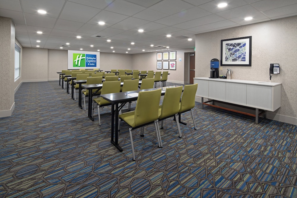 Holiday Inn Express Hotel Suites Seattle Sea Tac Airport 36/44