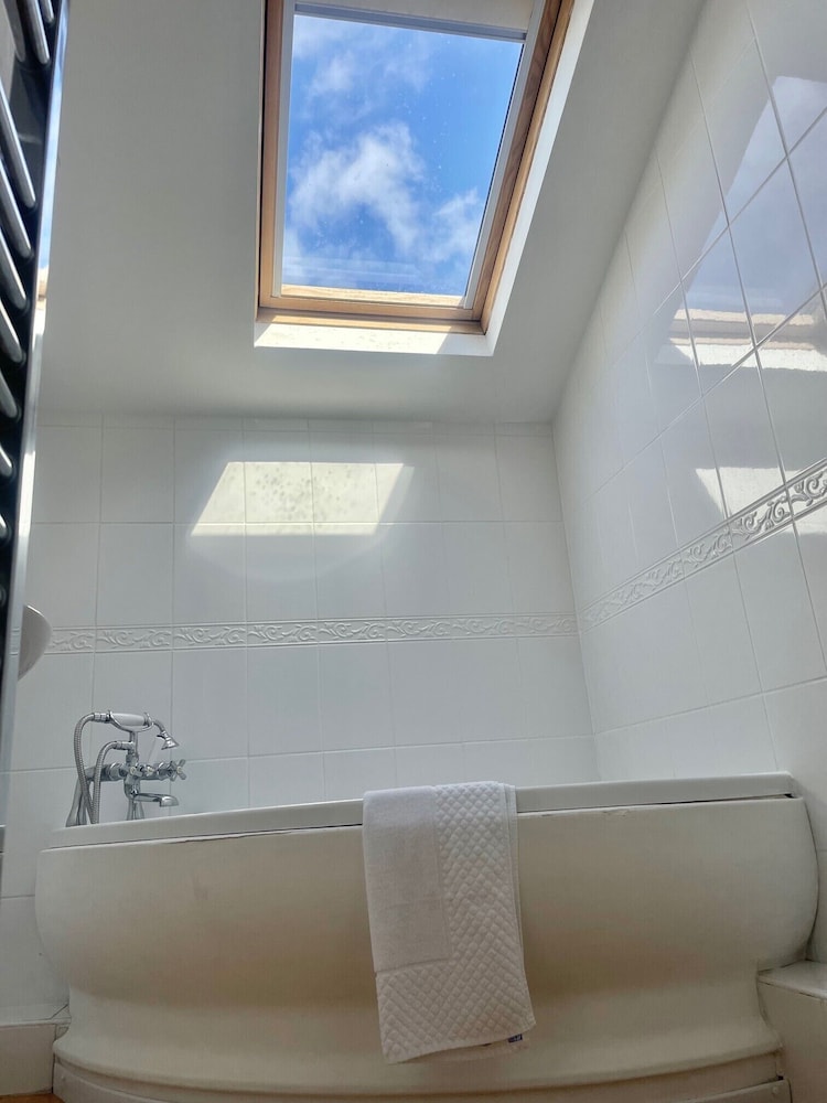 Beach House 3 Bed Penthouse Apartment 7/50