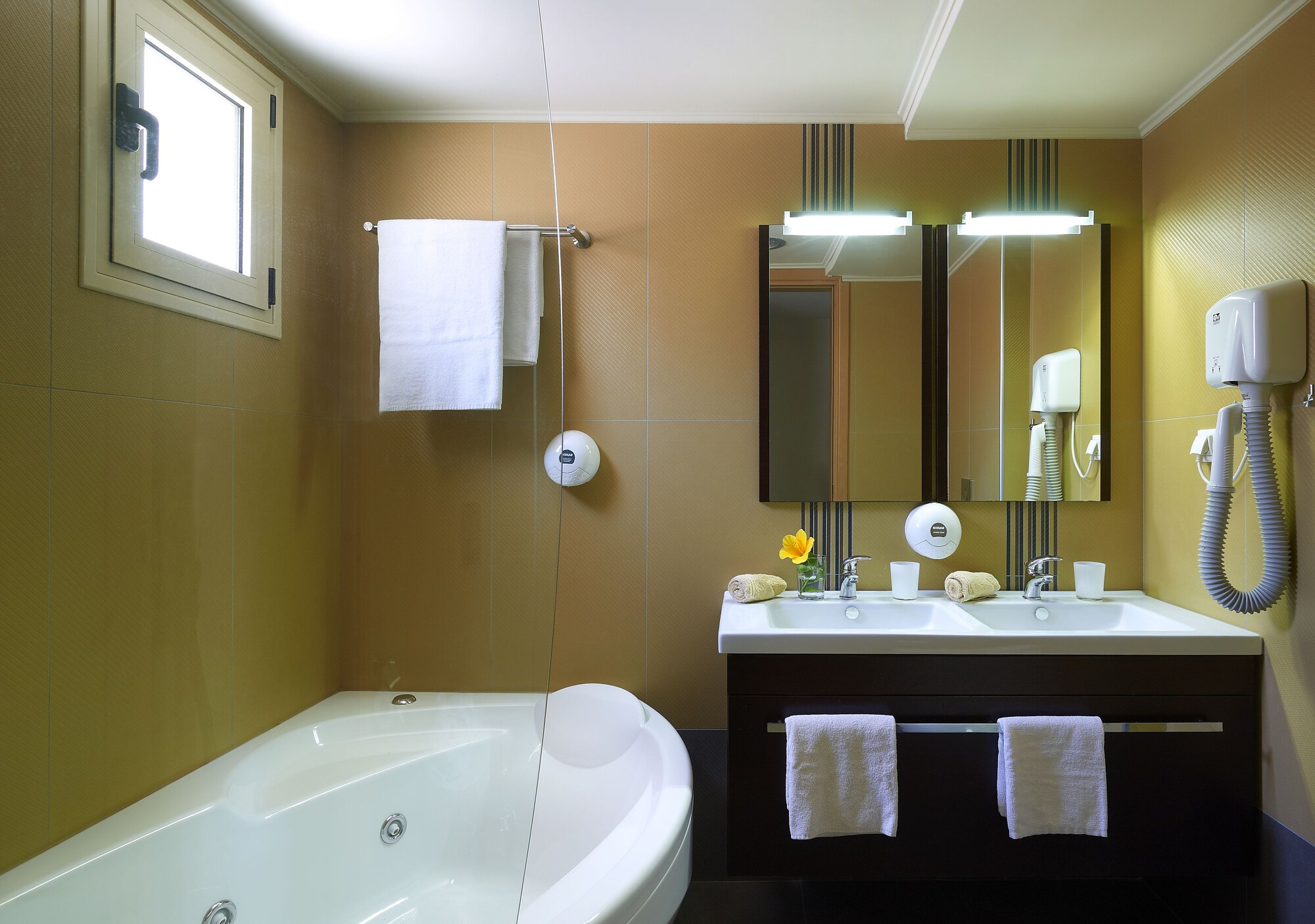 جناح تنفيذي بسرير مزدوج بغرفة نوم واحدة مع أريكة، Macaris Suites And Spa 3/3